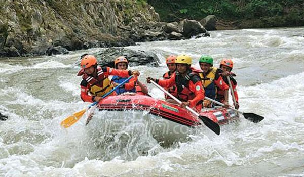  MENANTANG: Geopark Merangin, Jambi, menjadi tempat favorit kejuaraan arung jeram. Jambi Exspress/JPNN.com